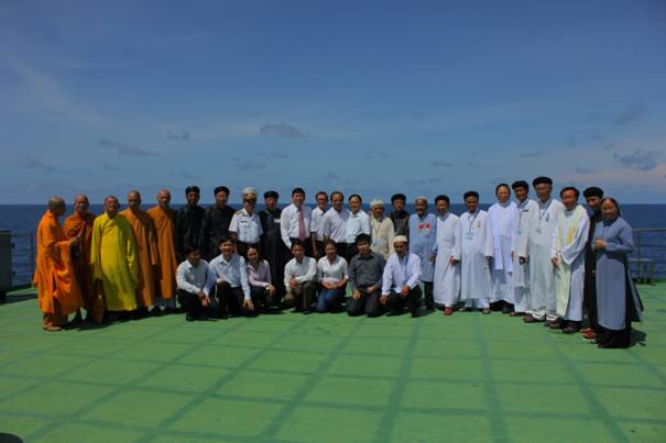 Photos featuring activities of the delegation consisting of representatives from the Government Committee for Religious Affairs and religious dignitaries in Truong Sa (Spratly) archipelago and DK1 Platform.